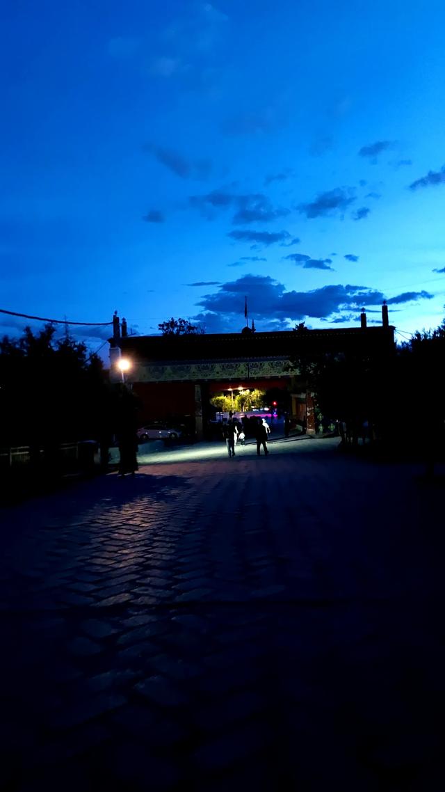 两登拉萨色拉寺后山，上升600米，山顶海拔4200米，经幡飘扬