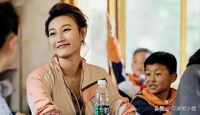 事实证明，48岁“出席阅兵解说”的李梓萌，已经走上了另一条大道