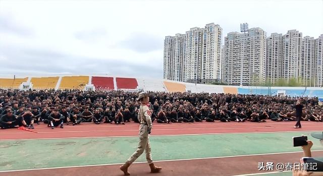 93受阅女兵参加婚礼被骂惨！网友：穿这套衣服去是几个意思？