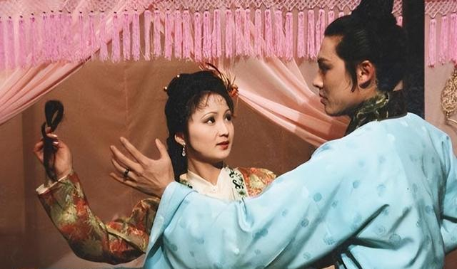 试过贾府一半男子的多姑娘，为何在试贾宝玉时，成了“灯姑娘”？