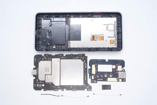 高达1999元售价是怎样的用料做过水准？中兴U60 Pro 5G随身WiFi拆解