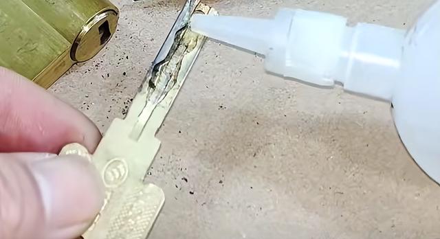 钥匙插入锁孔很困难，怎么办？老师傅有奇招！一根蜡烛就能修好