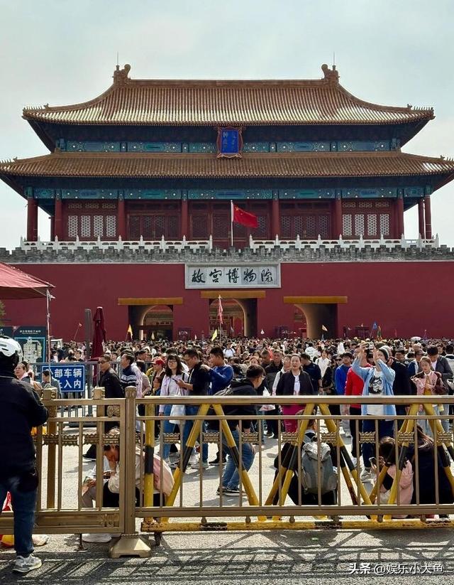 勒布伦和父亲队医中秋节打卡了故宫天坛，和父亲露肩合影好幸福