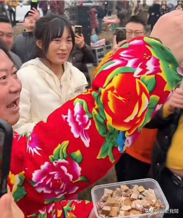 呆呆妹也没想到	，杀猪宴收官才1天， 一家人就走上了大衣哥的老路