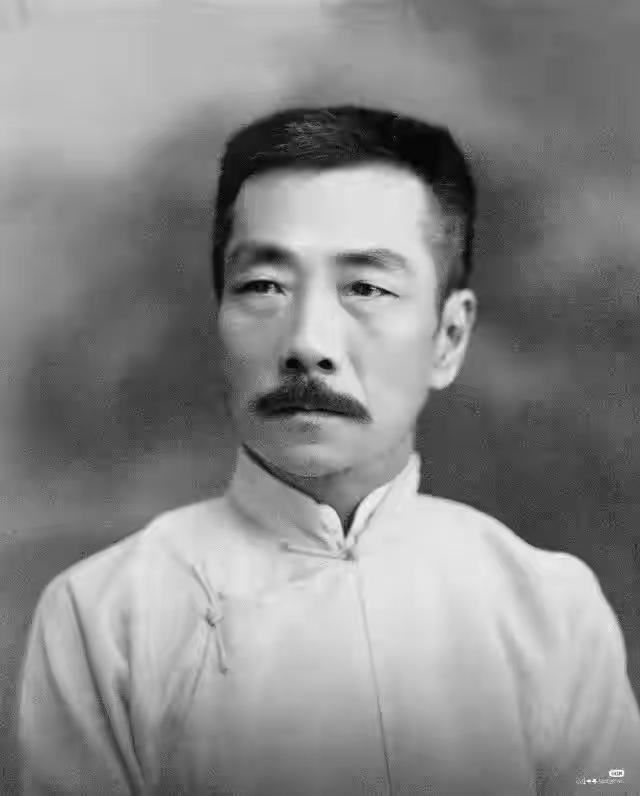 鲁迅名言：坚韧无畏，奉献无悔