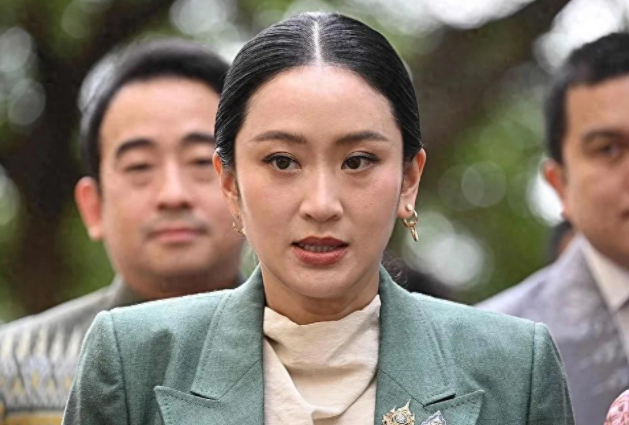 4比2，泰国最新民调出炉，佩通坦想官复原职，中方说了句公道话