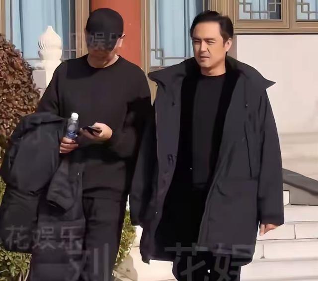 唐嫣送公公骨灰上车！罗晋捧遗像，亲友透露：唐嫣一直搀扶着罗晋