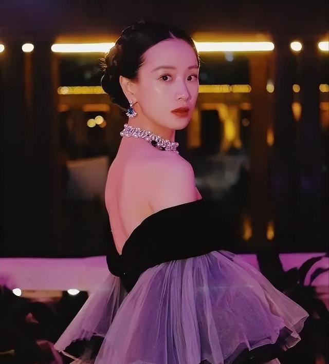32 岁李梦真空上阵几乎全裸，网友直呼太大胆