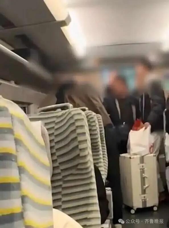 男子高铁上要求年轻人让座，被拒后骂对方“畜生”，小伙子霸气回怼！12306回应
