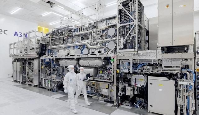 中国首台纳米压印光刻机交付：打破美国垄断，国产芯片换道超车！
