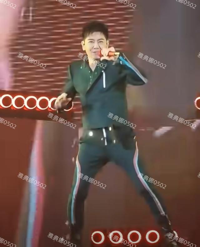 林志颖现身杜德伟演唱会本想秀一波友情，结果林志颖裤子上了热搜