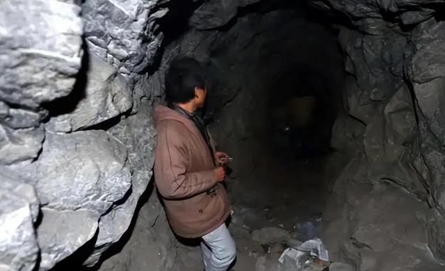 外婆总说“阁楼有鬼”，拆迁挖掘机挖出了一段跨越生死的禁忌之恋