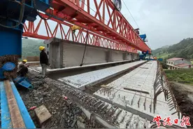 炉慈高速公路竹儿岭1号大桥架设完成图片