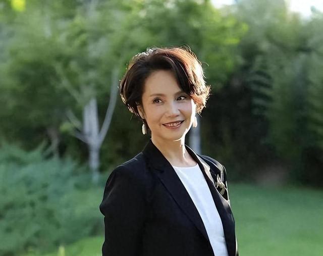 64岁徐俐晒北京小院，和二婚丈夫住农村平房，院子大得能跑步