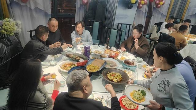 枣庄：飞鹰户外爬山徒步群年会在巨典豪庭酒店隆重举行