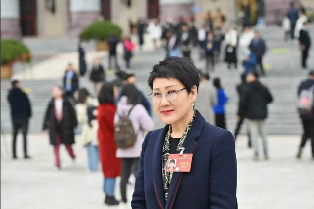 万万没想到，口无遮拦的张凯丽，因阅兵上的一句话，实现口碑逆转