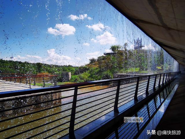 这座自贡宝藏公园不仅有水上玻璃栈道，更有“水帘长廊”瀑布！