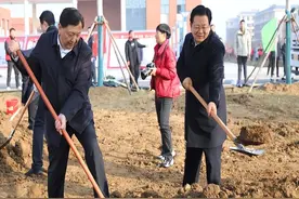 朱是西王智慧等市领导在南阳市一中新校区参加全市义务植树活动图片