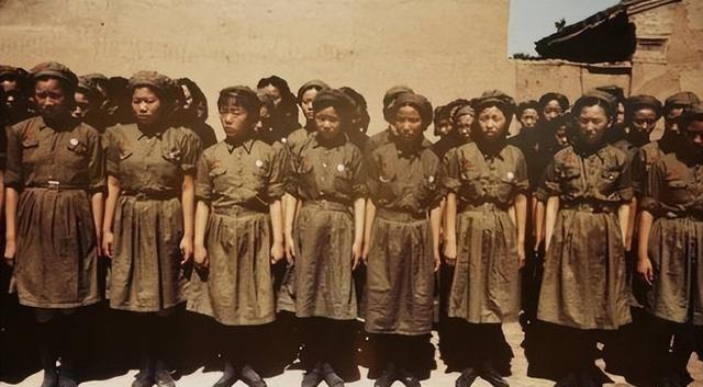国民党女兵罕见老照片	，一点不像电视中的女特务，图4挺漂亮