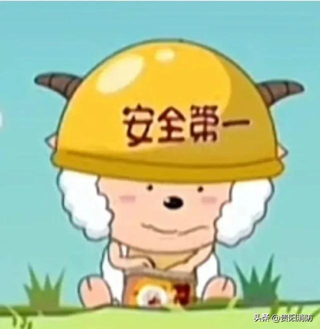 贵阳一中年男子徒步登高拍照时，不慎踩空摔伤被困→