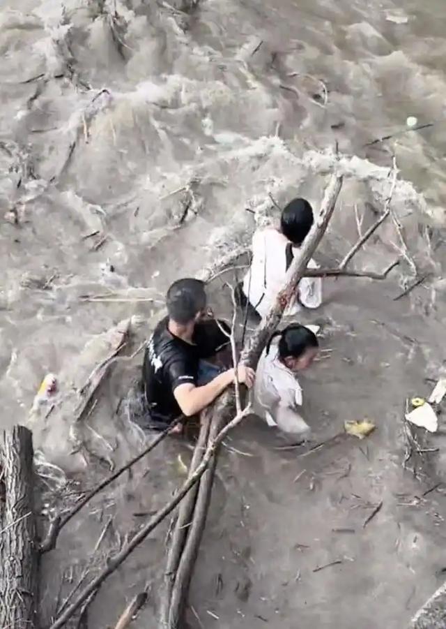 4人被卷入钱塘江！迅速被冲散，目击者拍下全程，没一个值得同情