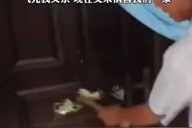 一屋不住三代人是有道理的！孙媳妇在屋里睡觉 ，爷爷拿锤子砸门！图片