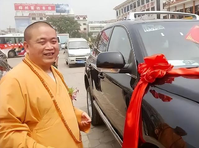 一石激起千层浪！释永信刚被查，央视名嘴刘芳菲也受牵连