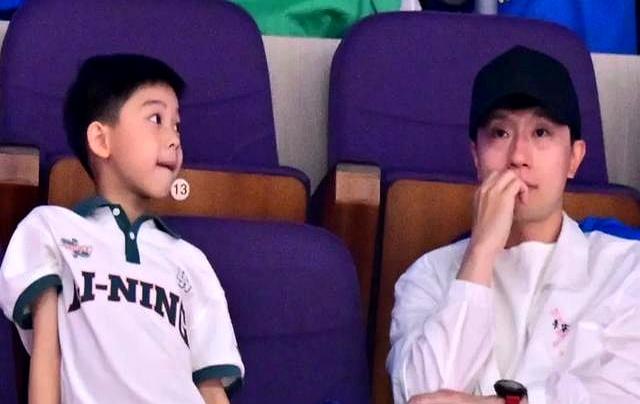 马龙一家四口看球赛！父子三人共用一张脸，夏露在人群中美到发光