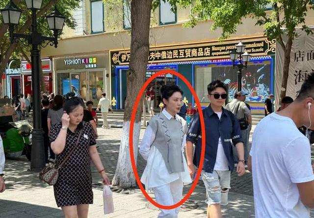 53岁前央视主持文清近况曝光！身材发福成路人，带儿子回桂林定居
