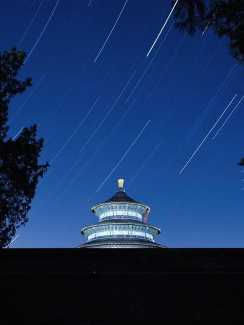 神舟21号：月上翩跹，北京夜空的梦幻邂逅