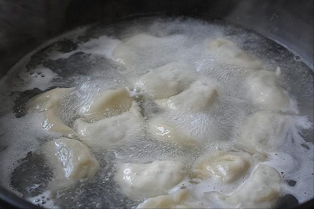 煮饺子时，水开下锅就错了，教你一招，饺子鲜嫩好吃不破皮