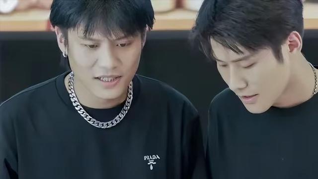 装疯卖傻，丑态百出，目不识丁，到底是谁捧红了这些跳梁小丑？