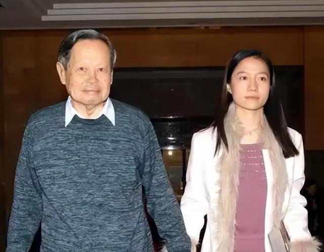 杨振宁去世后，翁帆再发文，49岁无子女的她，早已被安排好了后路