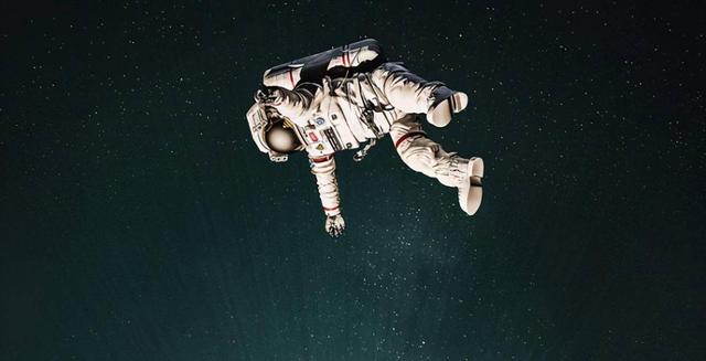 在太空牺牲的宇航员，穿着完好无损的宇航服，尸体会发生腐烂吗？