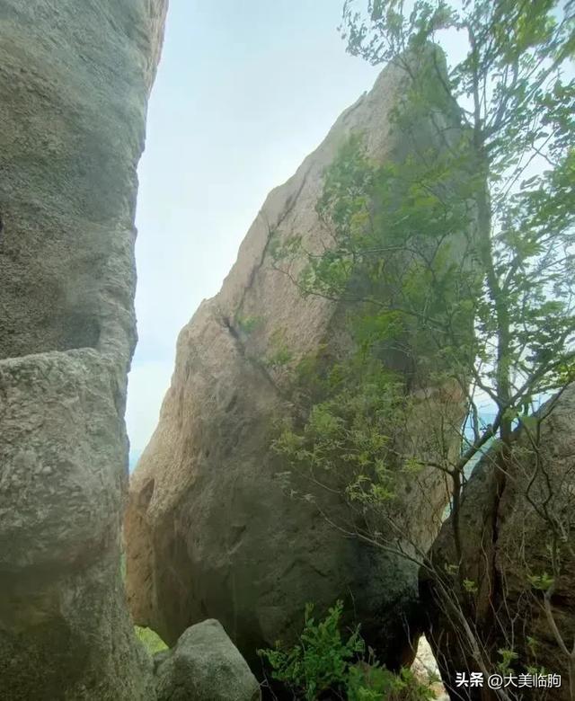 临朐这个山村的石头很特别,巨石之下有一汪清泉