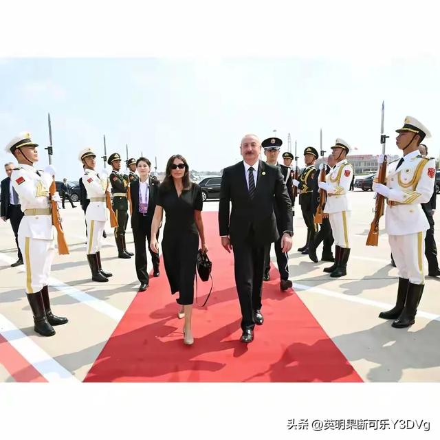 阿塞拜疆第一夫人在北京太美了！穿白裙观礼气质绝了，美如超模