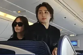 46岁滨崎步男友正面照曝光，25岁清秀帅气，两人一起坐飞机好恩爱图片