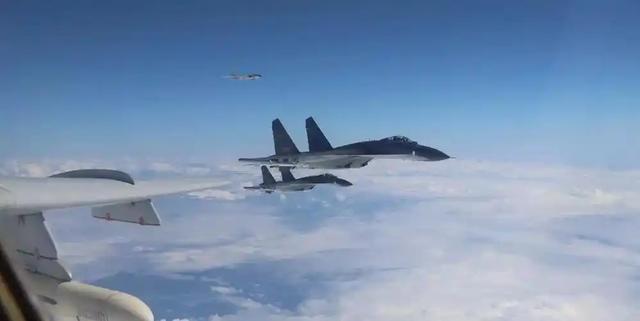 大陆动真格了？空警500飞越海峡西部，岛内乱做一团，台当局沉默