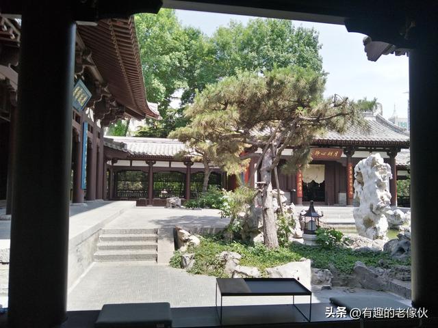 一边走一边游走呀走游呀游从东北去南方暧和着去。