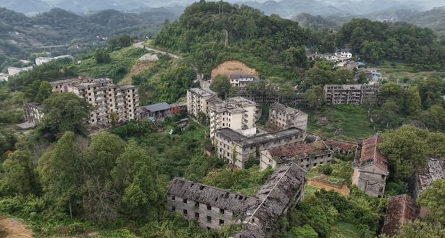 重庆隐藏版"地下长城"：探秘深山绝密军工厂，如今万人离去，荒芜