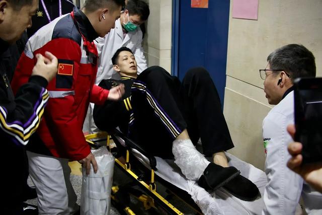 韧带撕裂！CBA新赛季第一个重伤	，顶薪中锋第一阶段报销