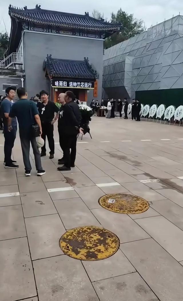 黄安哭着送别千百惠，他送上花圈，他说“统一时一定会通知她”！