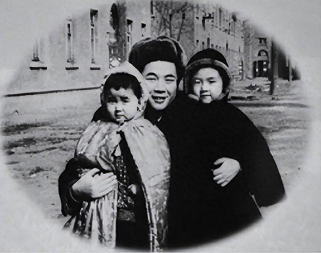 李鹏总理与女儿在一起的罕见留影，笑容灿烂喜笑颜开，温暖又温馨