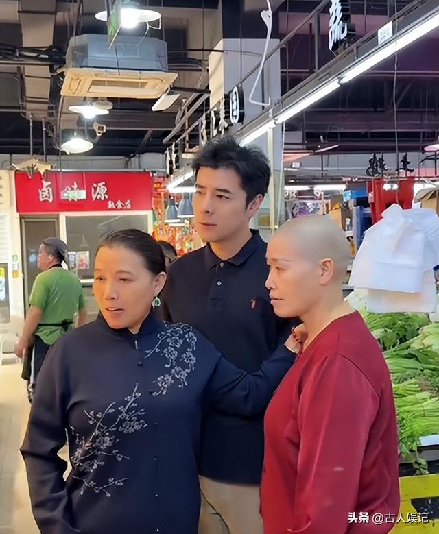 河南穷小伙娶大10岁上海富婆，富婆患癌后剃了光头，他却不离不弃