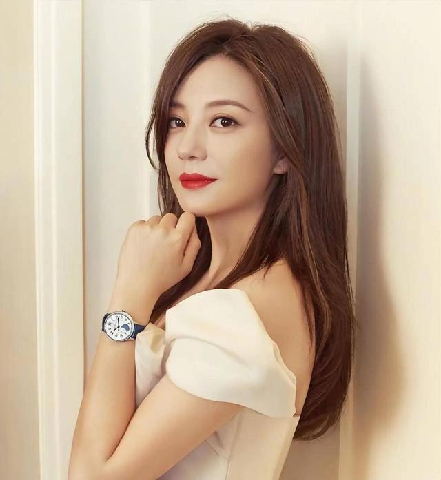 黄有龙没想到，才与自己官宣离婚2年	，前妻赵薇就因李湘深陷泥潭