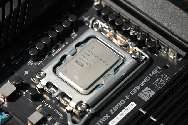 千帧传奇游戏神U：锐龙7 9800X3D对决酷睿Ultra 9 285K实测