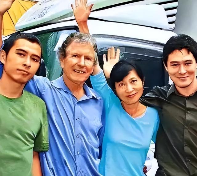 苍天饶过谁！拒唱国歌否认中国籍，俩儿子送美国的她，下场如何？