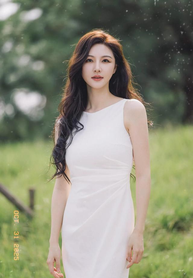 陈米麒 真是太好看了，身姿婀娜气质优雅，灵动美牟格外动人。