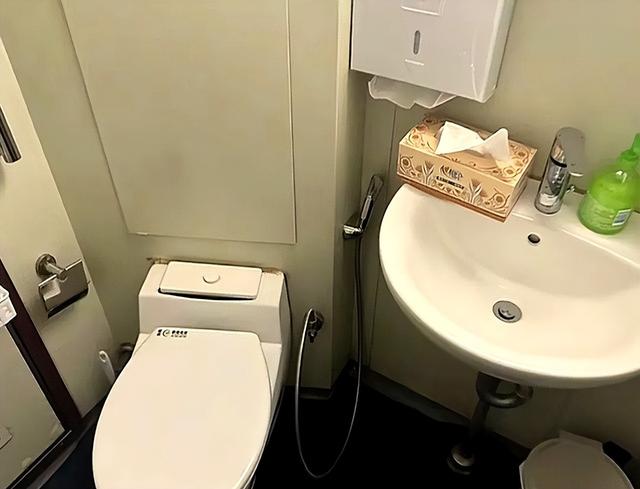 山东舰内部被曝光，香港人拍到航母寝室，老兵吐槽床铺太挤
