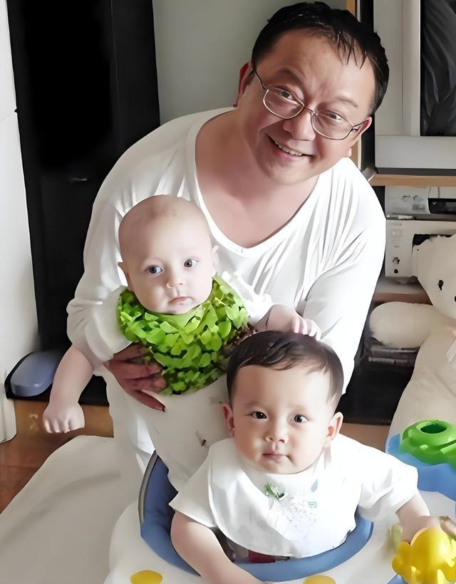 77 岁王刚的晚年：本以为有儿子能安度余生	，如今却为养子操劳不停